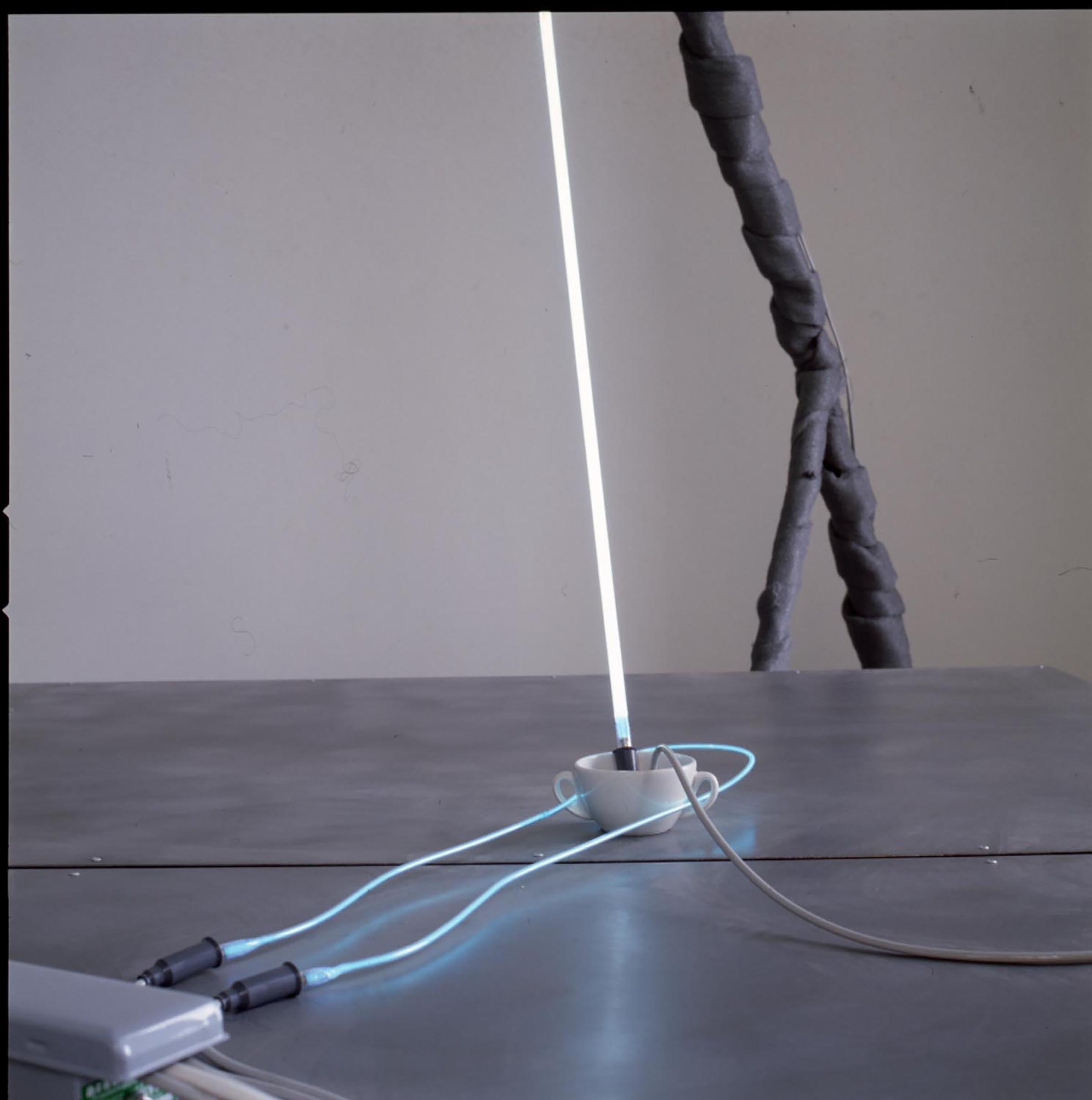 Mario Merz, Fulmine in tazzina, 1990